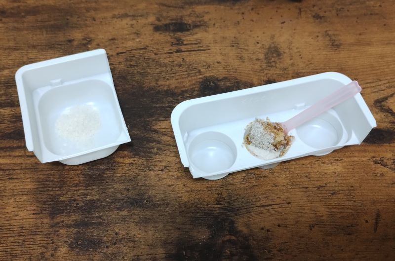 ハンバーグのもとを混ぜる様子