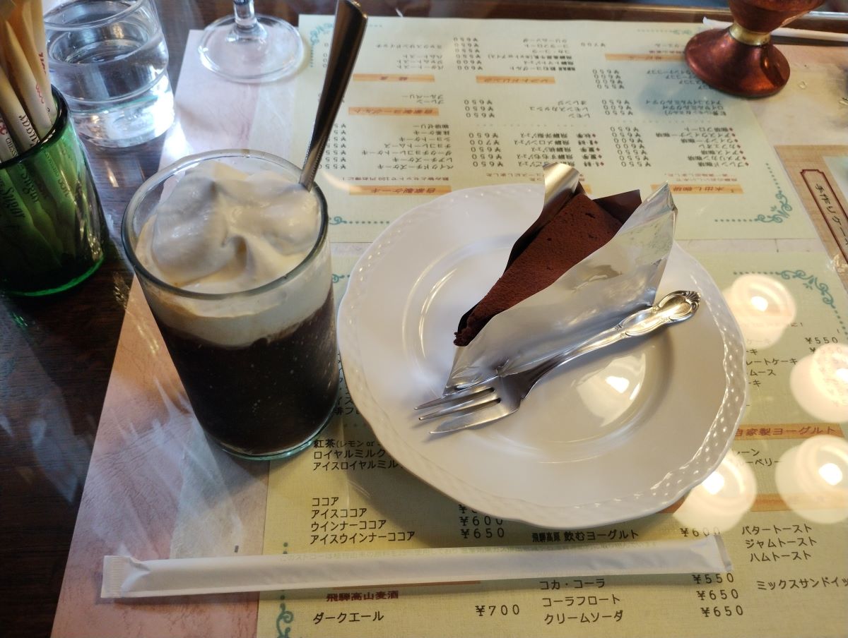 喫茶店「バグ・パイプ」のコーヒーとケーキ
