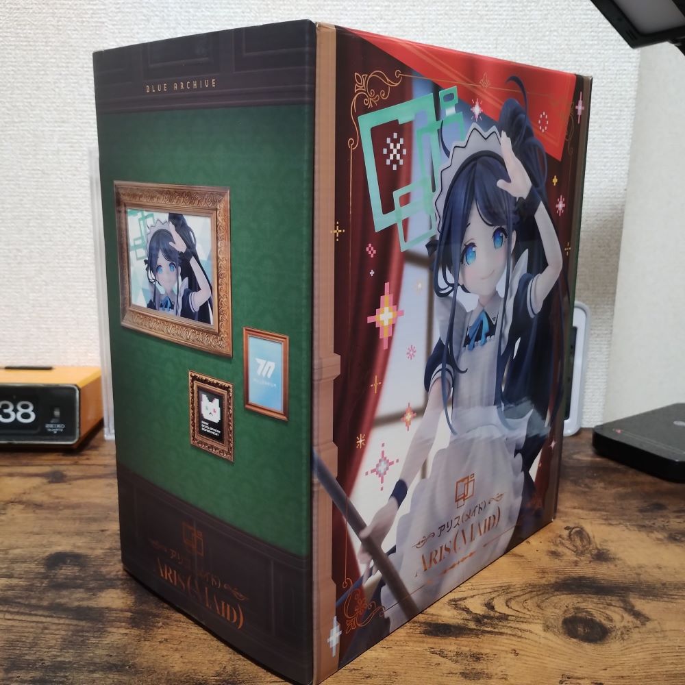 フィギュアの箱(斜め)