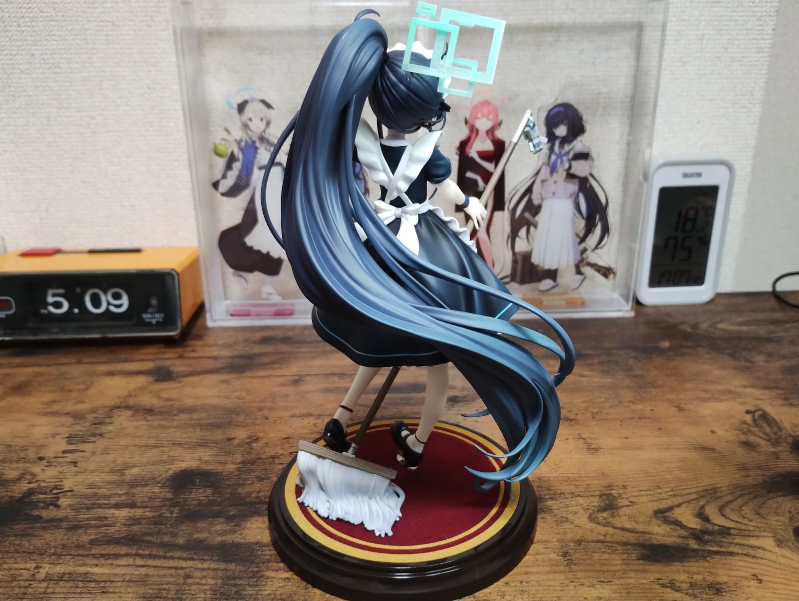 フィギュア背後