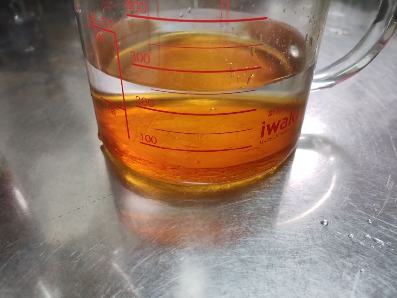 水と蜂蜜を混ぜる