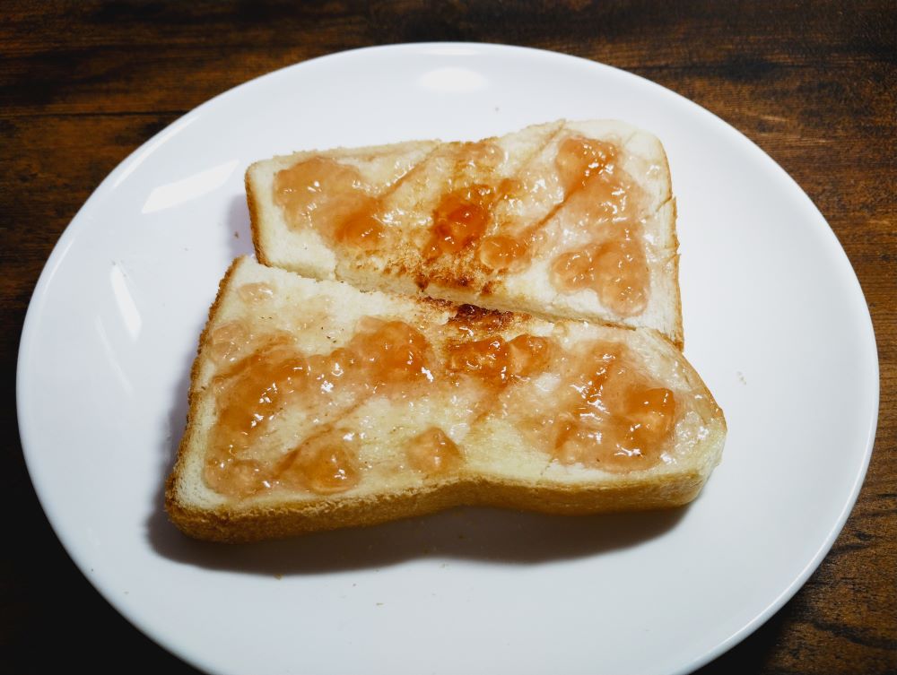 ポイフルジャムを塗った食パン