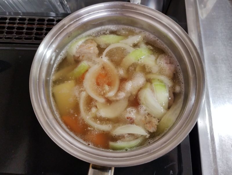 野菜を茹でている