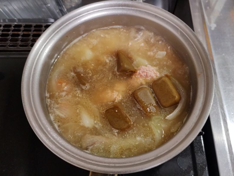 ルウを入れて煮込んでいる