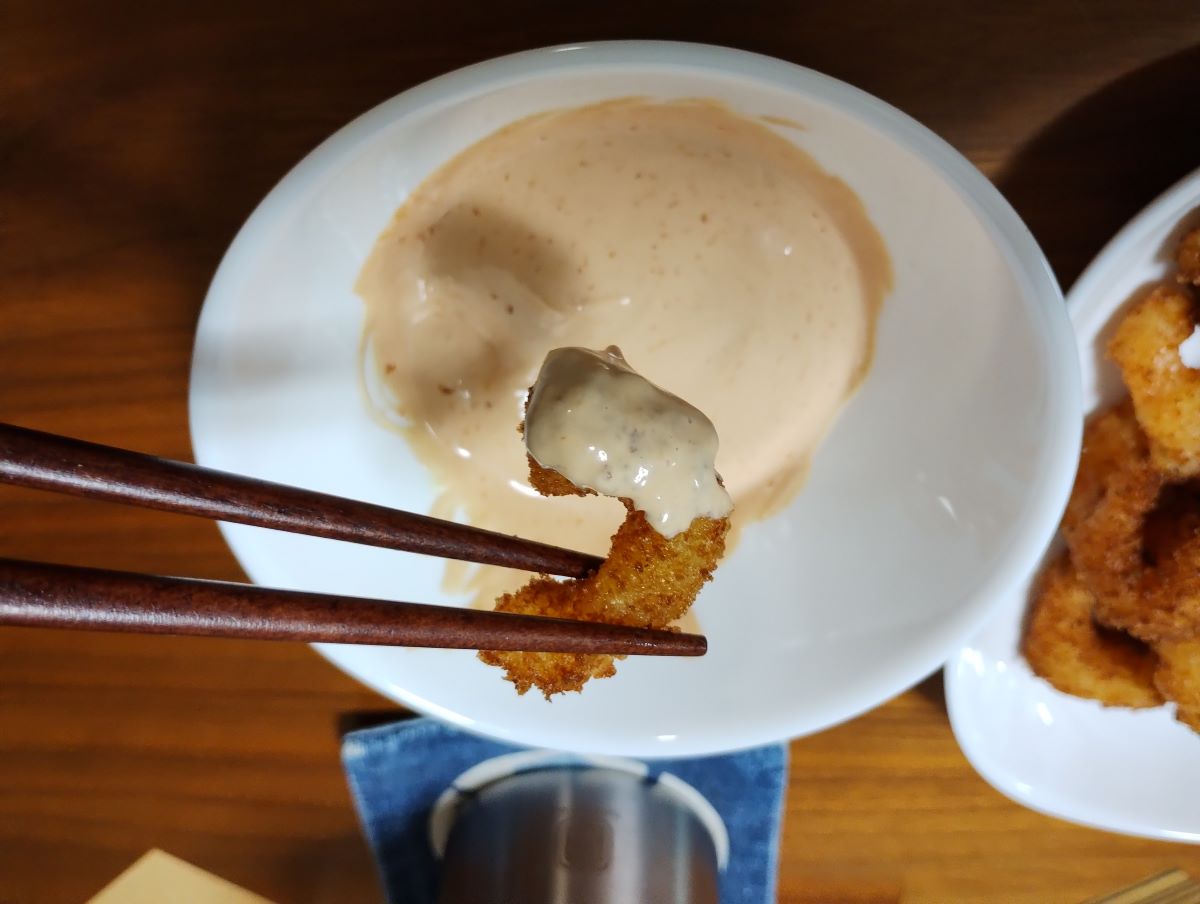 ソースをつけたエビ